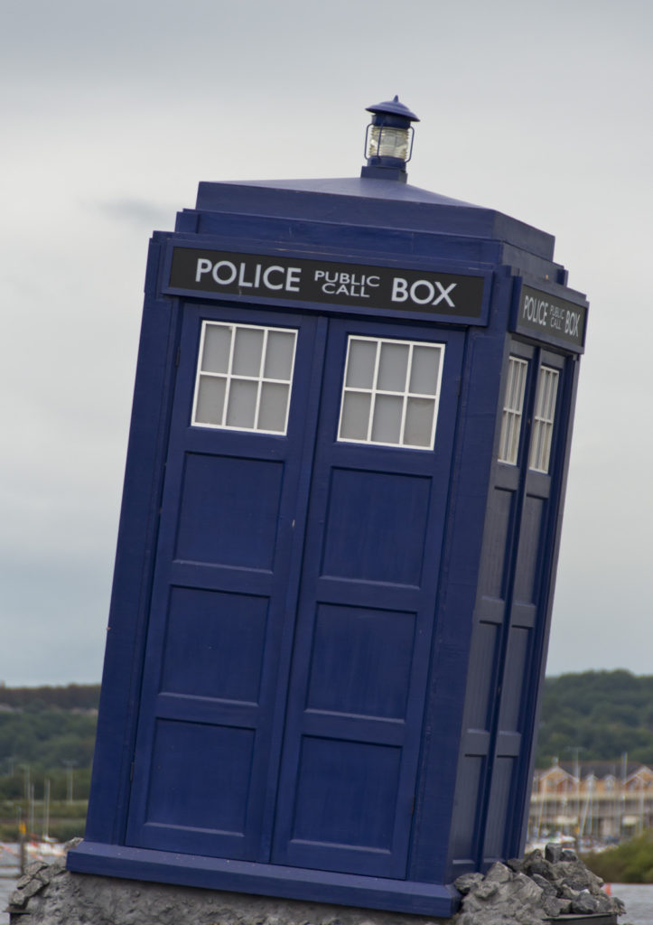 A Bord De Son Tardis Il Voyage Dans Le Temps Doctor Who – la plus ancienne série SF – Gothicat World Gazette
